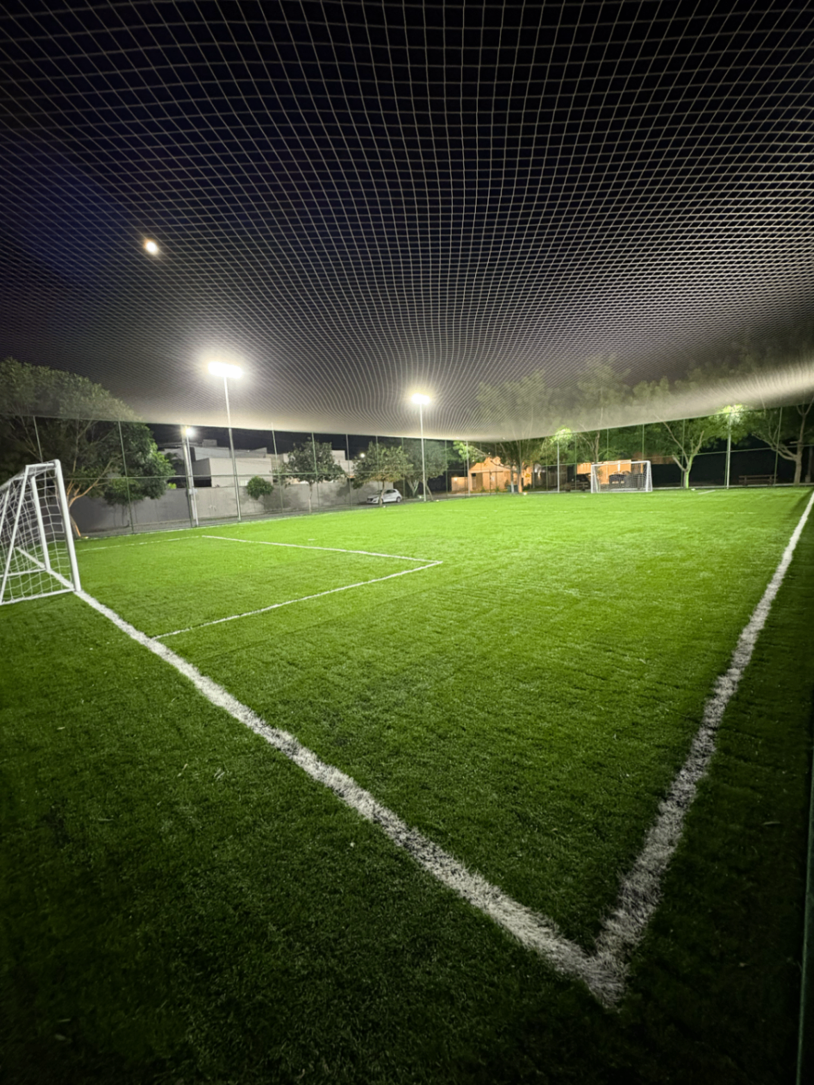 Campo com iluminação noturna