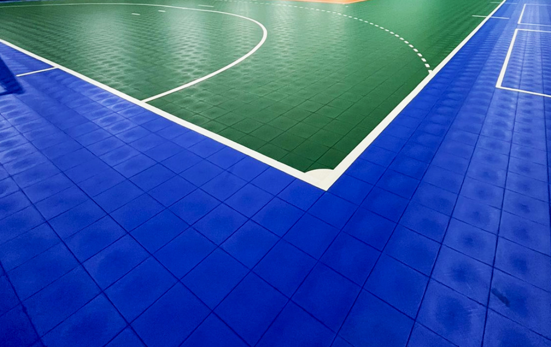 Quadra com piso modular